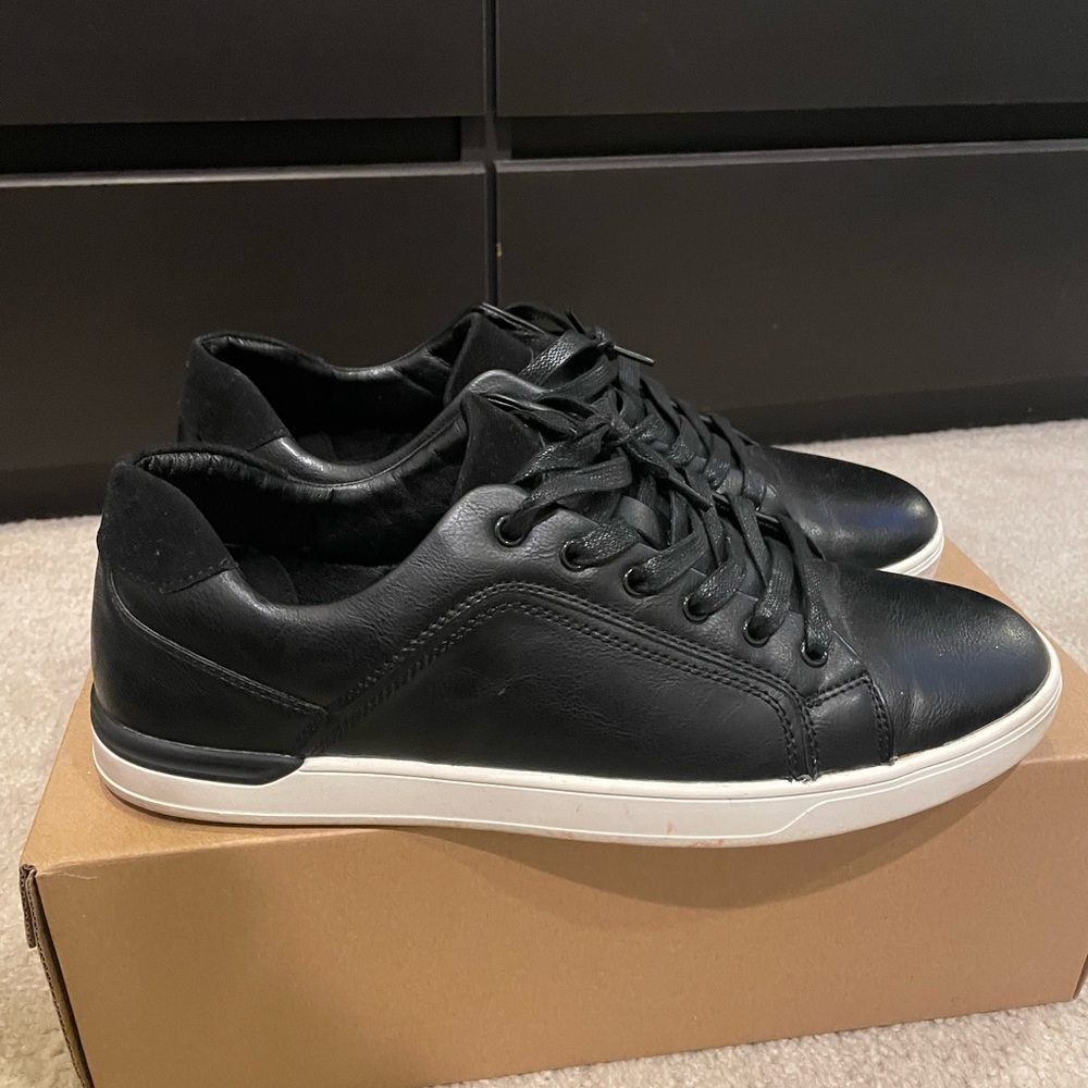 Mens Casual Dress Sneaker Size 11